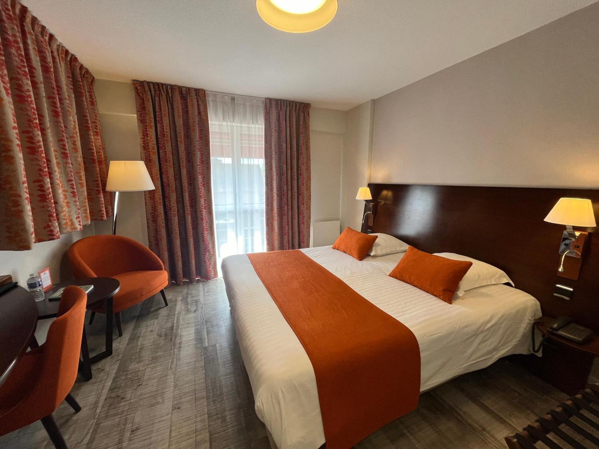 Hotel Le Menestrel Рибовиль Экстерьер фото